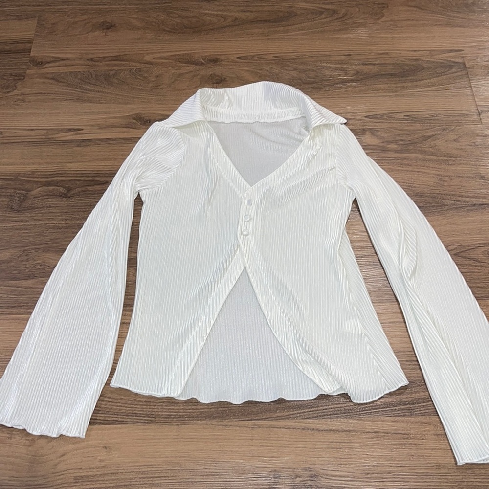 Women’s top, with flared sleeves